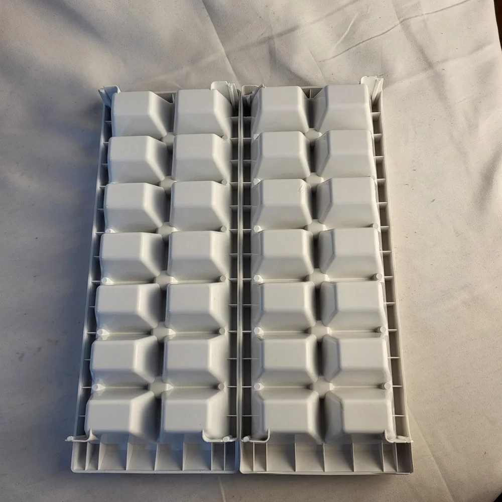 Lot of 2 Vintage Amana White Plastic Freeze Ice Cube Trays 14 Large Cubes ea